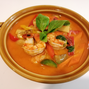 Crevettes au curry rouge